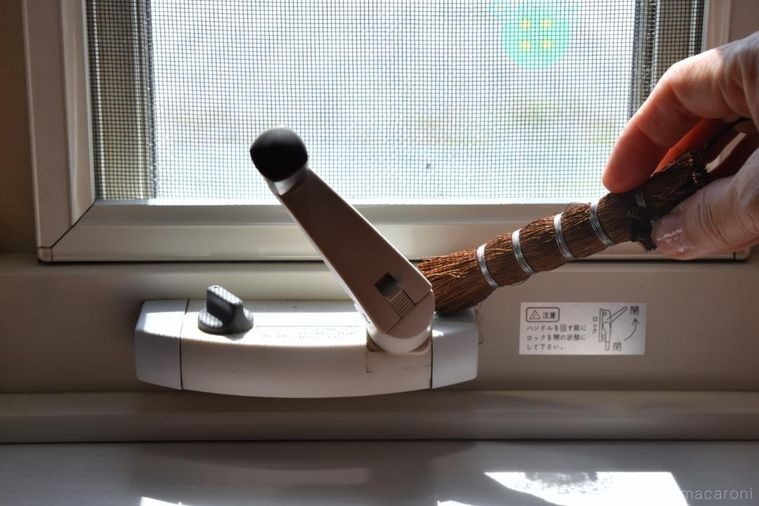 シュロの棒たわしを当てた窓枠周辺