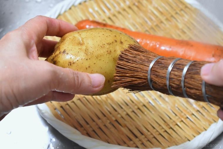 シュロの棒たわしを当てたじゃがいも
