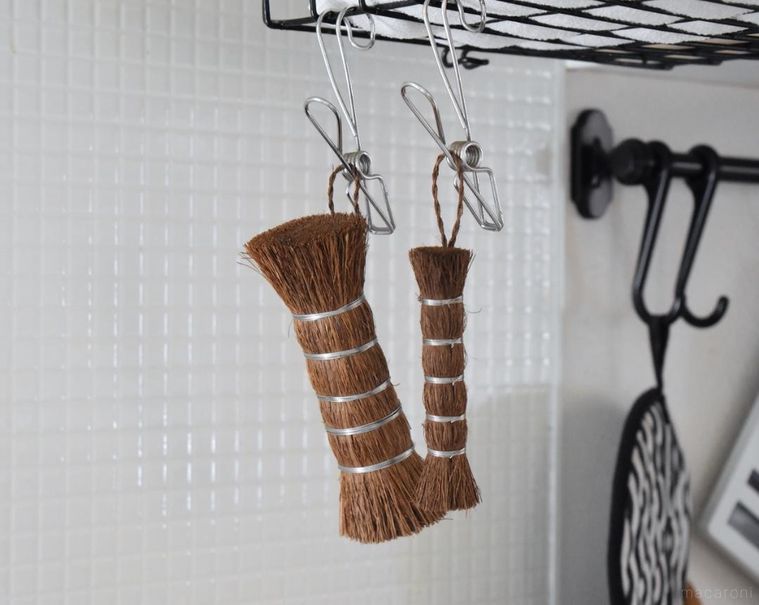 吊るしたシュロの棒たわし2種