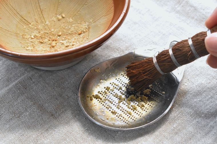 シュロの棒たわしを当てたおろし金、すり鉢