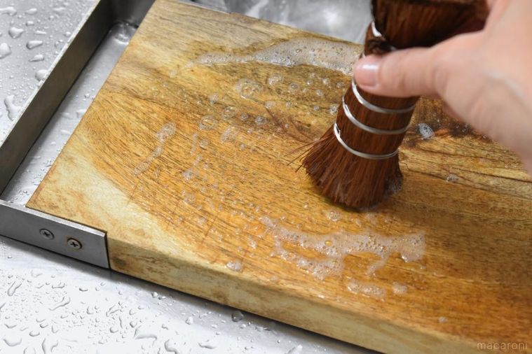 シュロの棒たわしを当てたまな板