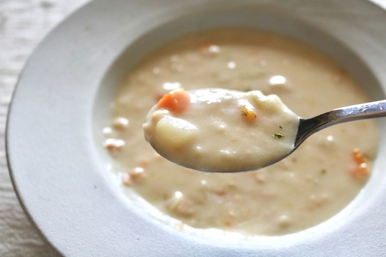 ニューイングランドクラムチャウダーをすくっている