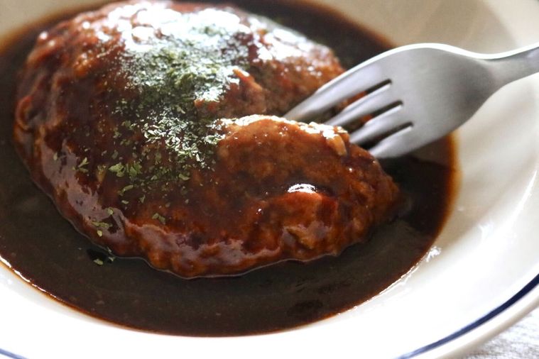 ハンバーグにフォークを入れている