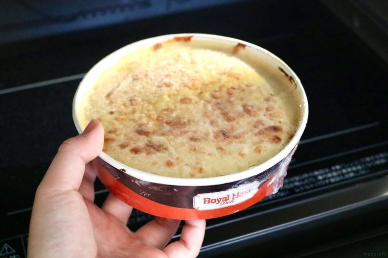 コスモドリアをレンジに入れている