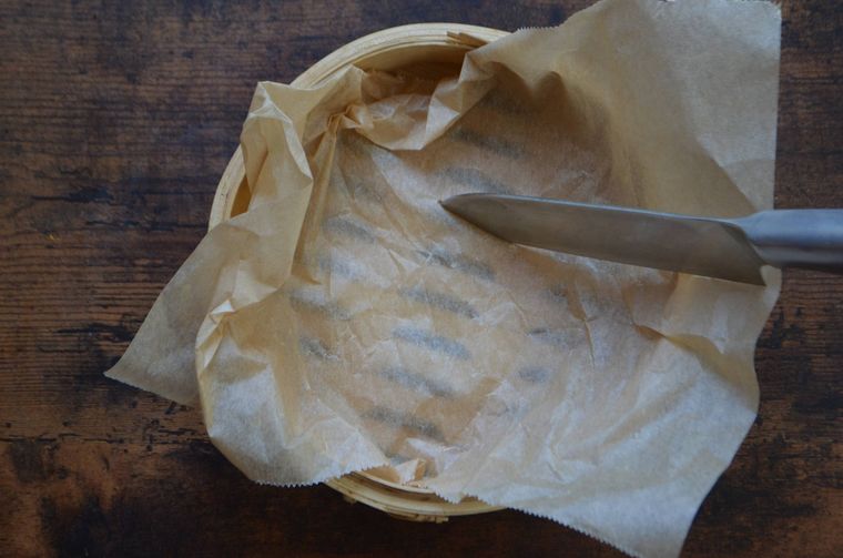 クッキングシートに切り込みを入れる