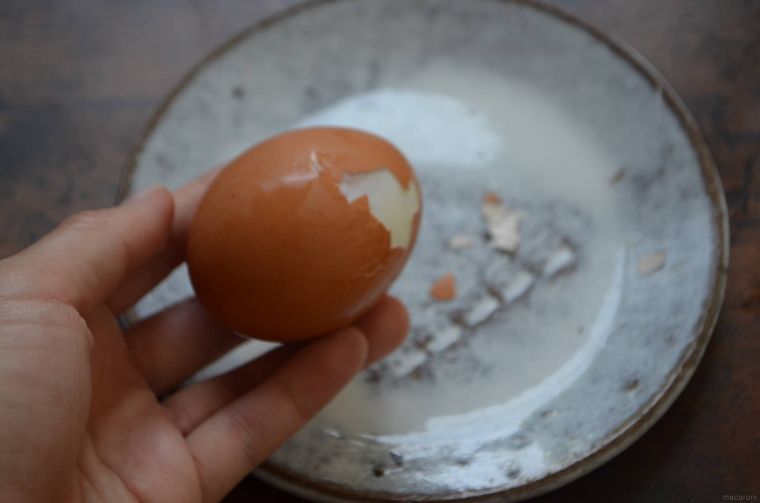 卵の殻を剥いている様子