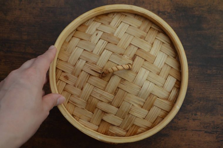 蓋をしめているシーン