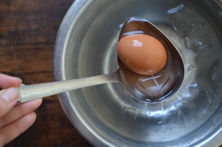 卵を水につける