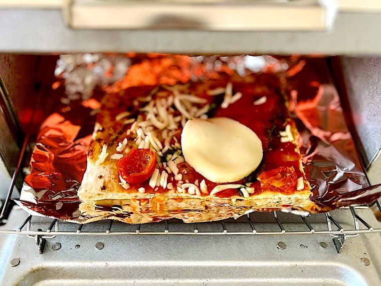 コストコのピンサマルゲリータをオーブンで焼いているところ