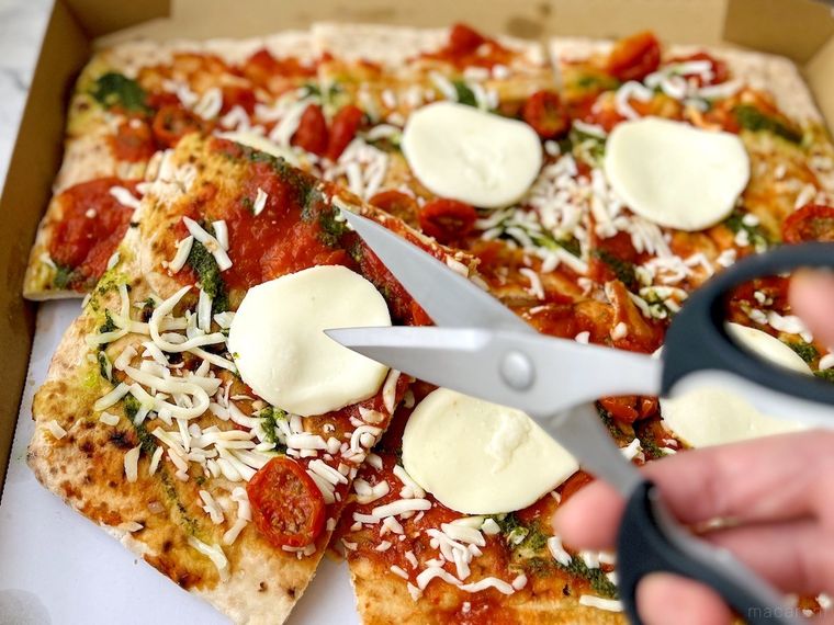 コストコのピンサマルゲリータをキッチンバサミでカットしているところ