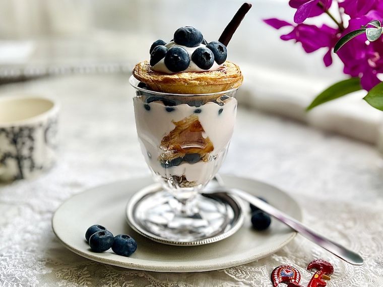 コストコのパステル・デ・ナタとブルーベリー、クリームを重ねて作ったパフェ、ピンクの花