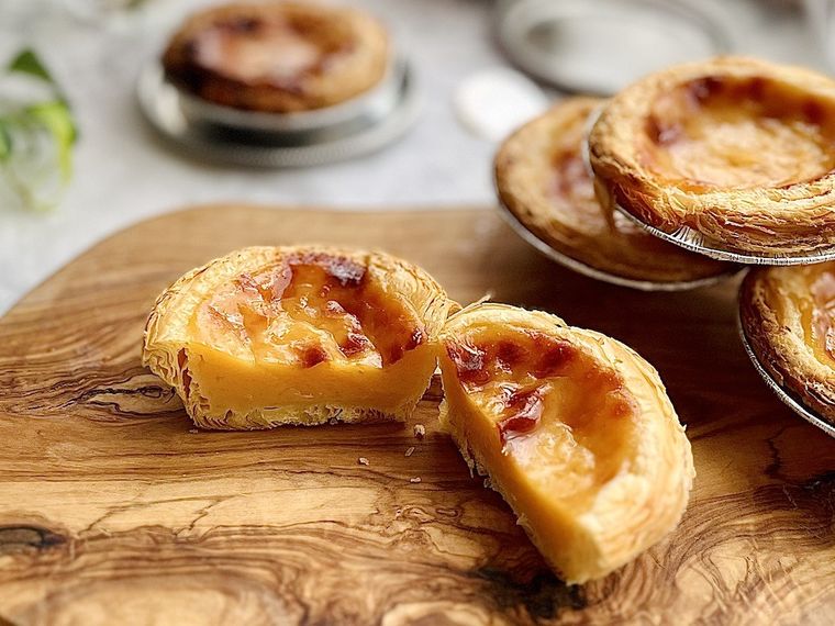 コストコのパステル・デ・ナタをウッドボードの上で半分にカットしたところ