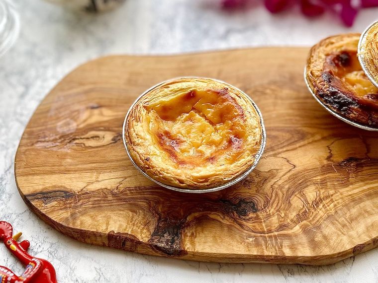 コストコのパステル・デ・ナタを1つウッドボードの上に取り出したところ