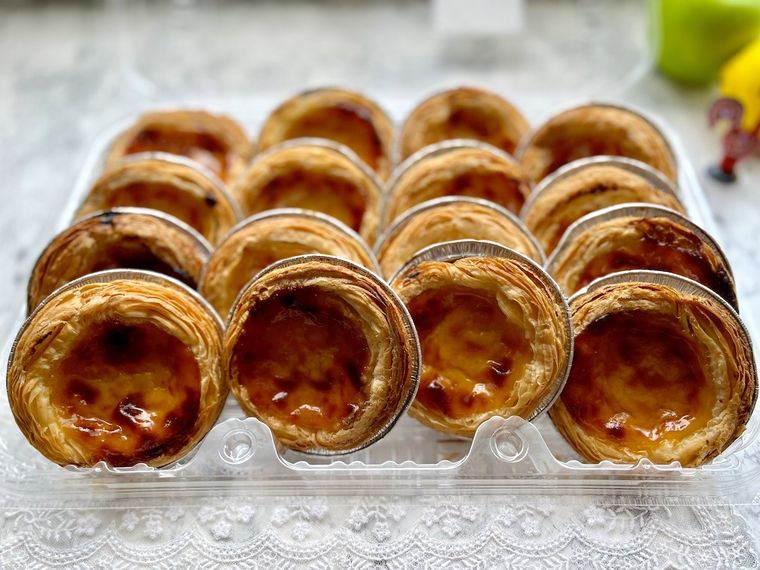 コストコのパステル・デ・ナタの透明なパッケージの蓋を開けたところ