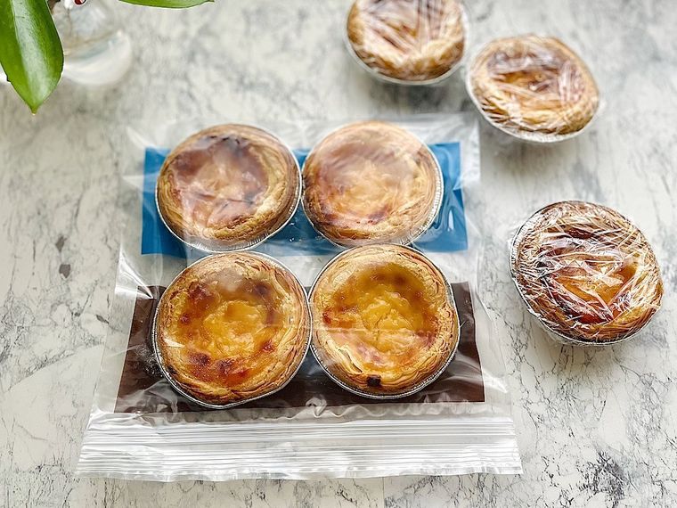 コストコのパステル・デ・ナタをラップや保存袋に入れて冷凍保存しているところ