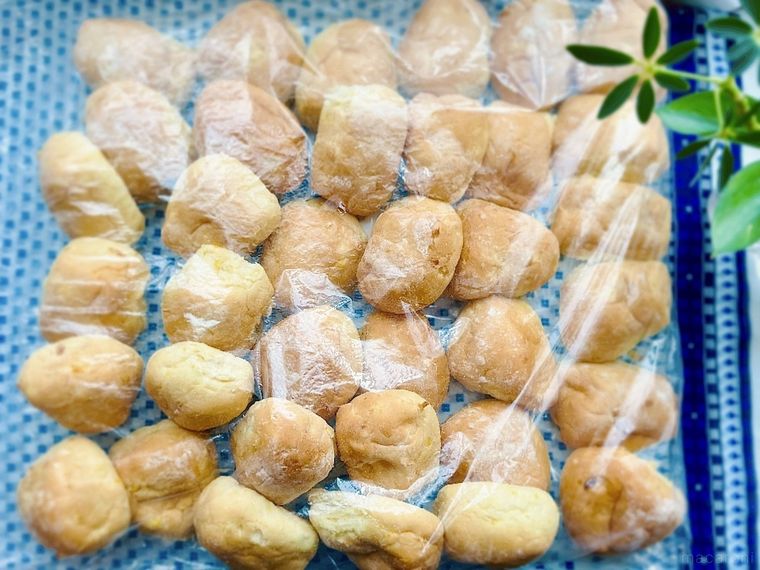 袋の中で6列6行にそろえて広げたコストコのコーンブレッドロール