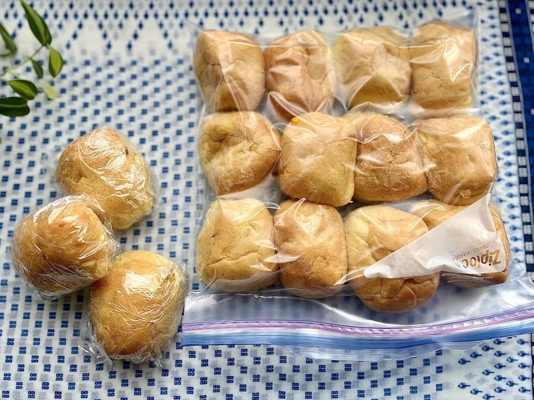 ラップで包んだ3個のコーンブレッドロールとジップ付き袋に12個まとめたコーンブレッドロール