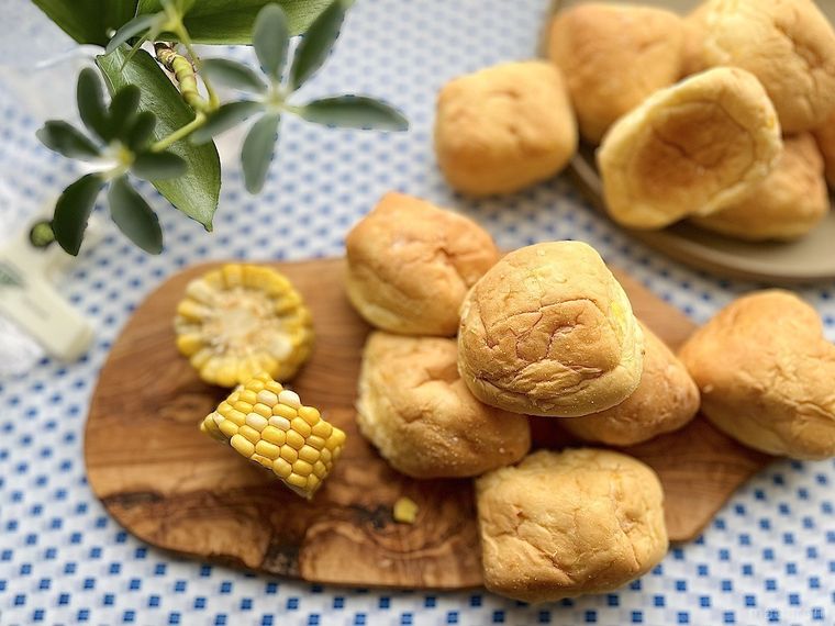 リベイクして温めたコストコのコーンブレッドロールと輪切りにしたコーンをウッドボードの上に盛ったところ