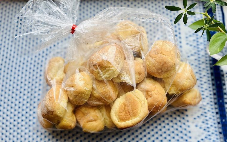 透明な袋にまとめて入っている36個のコストコのコーンブレッドロール