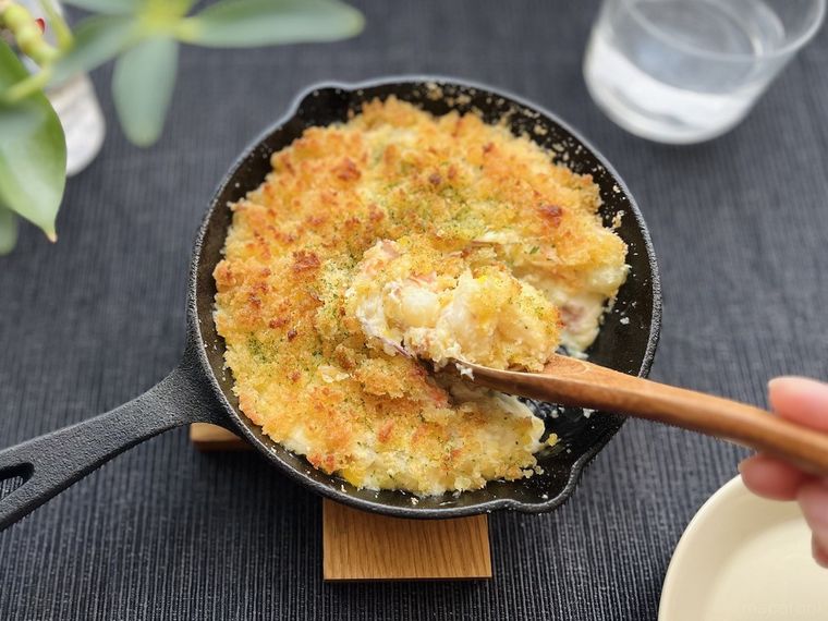 コストコの6種の具材のポテトサラダで作ったスコップコロッケをスプーンですくっているところ