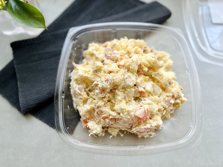 コストコの6種の具材のポテトサラダのパッケージの蓋を開けたところ