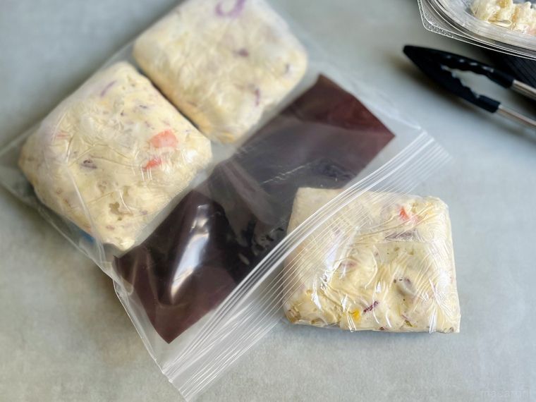 コストコの6種の具材のポテトサラダを小分けにしてラップや保存袋で包み冷凍保存しているところ