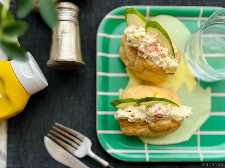 緑と白のチェックのトレーにのせたコストコの6種のポテトサラダのポテサラサンド、調味料、カトラリー