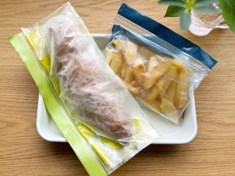 コストコのフィッシュチップスをラップや保存袋で包み冷凍保存しているところ