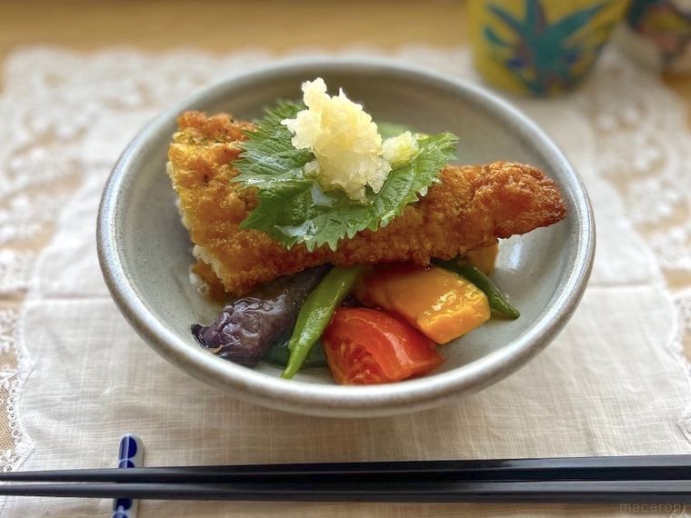 グレーの器に盛り付けた夏野菜の上にのせたコストコのフィッシュチップスの切り身と大葉、大根おろし、箸置きに置かれた箸