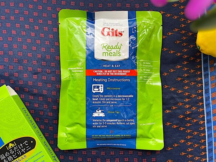 コストコのベジタブルビリヤニの箱を開け、中からレトルトパウチを出したところ