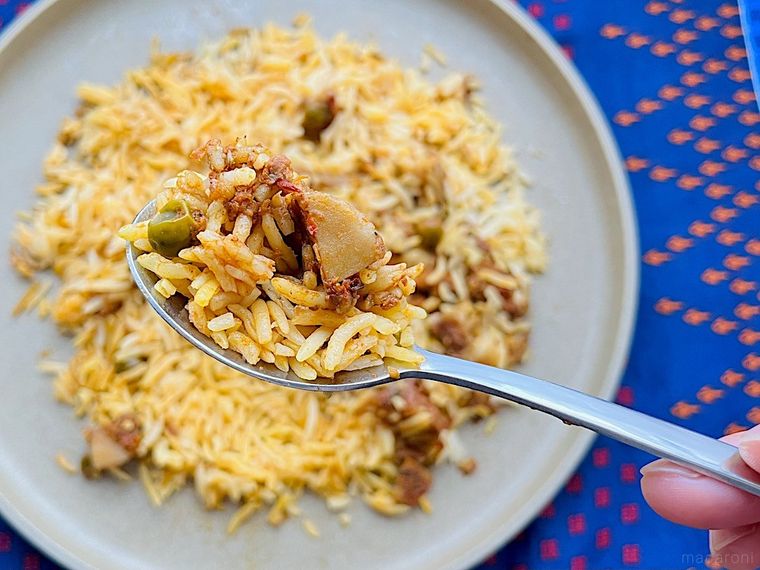 皿に盛ったコストコのベジタブルビリヤニをスプーンでひと口すくったところ