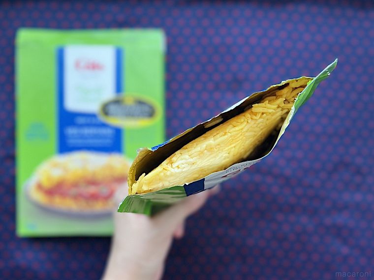 コストコのベジタブルビリヤニのパウチを開封し、手で持って上から中の様子を見たところ