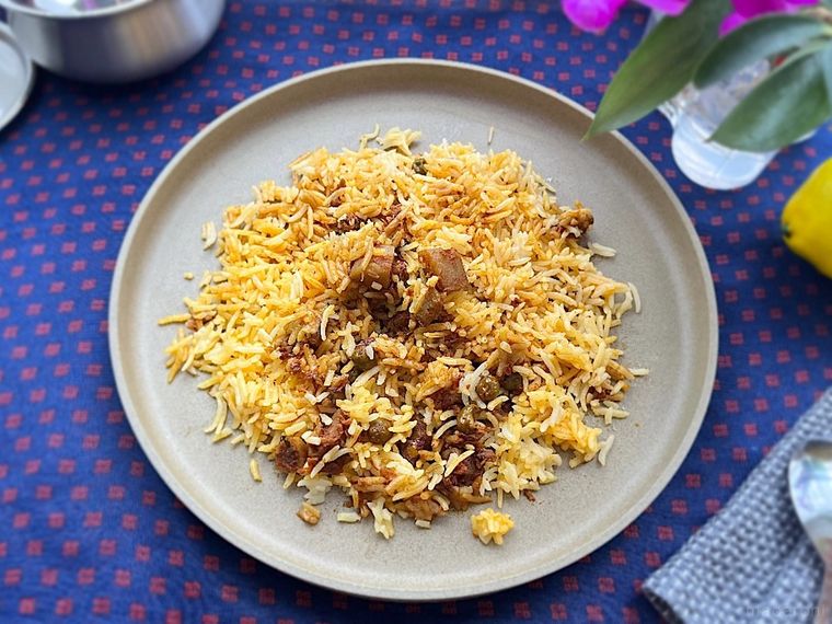 皿に盛り付けたコストコのベジタブルビリヤニ