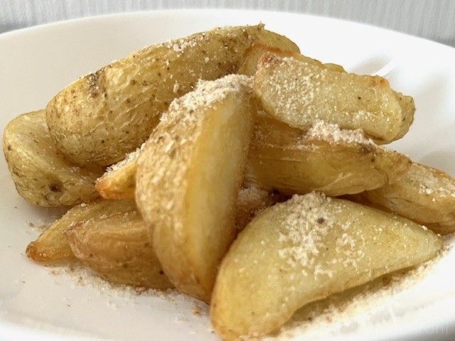 フレンチフライににんにくの入った塩がかけられている