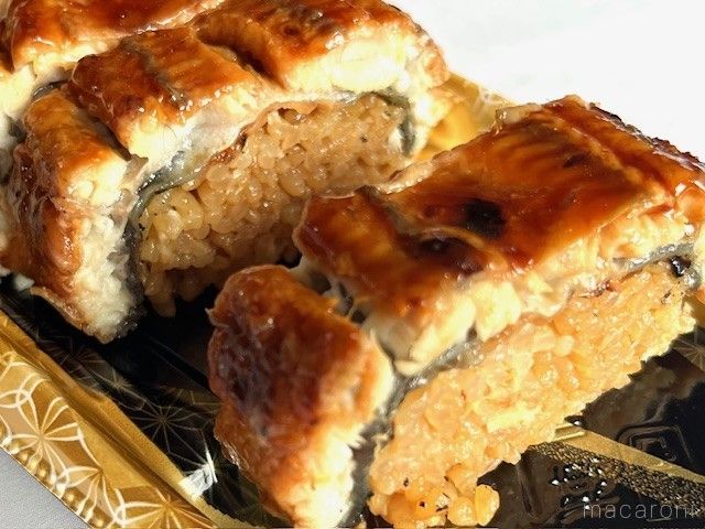 食べやすい大きさにカットされた大きな鰻の寿司