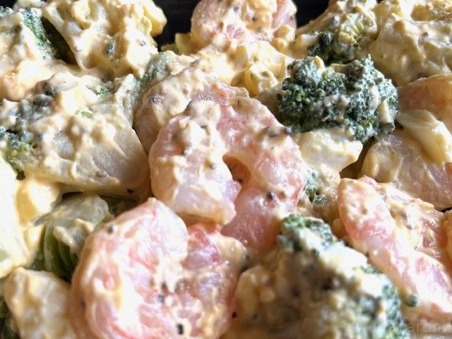 大きな海老と歯ごたえのあるブロッコリーが入っているサラダ