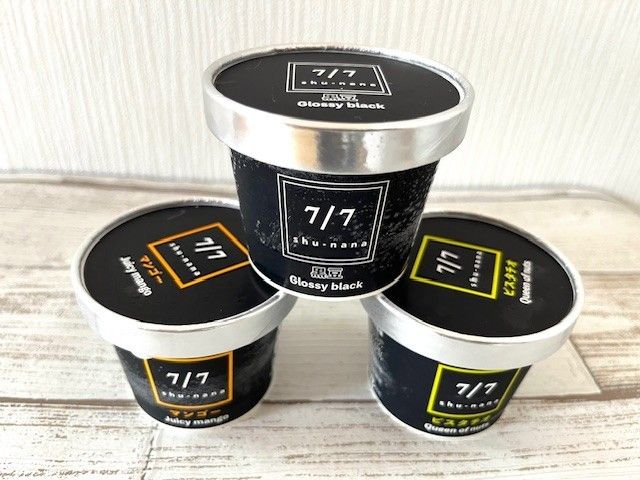 3種類の味のカップ入りアイスクリームが積まれている