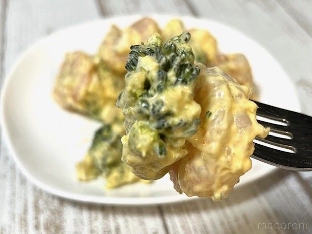 海老とブロッコリーのサラダをフォークで食べようとしている