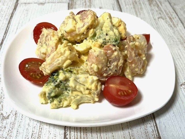 プチトマトを添えてお皿に盛り付けられた海老、ブロッコリー、ゆで卵が入ったサラダ