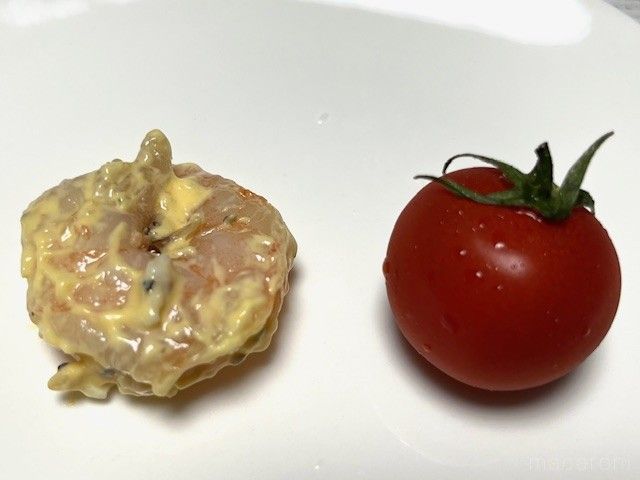 大きさが同じのプチトマトと海老がお皿に並べられている