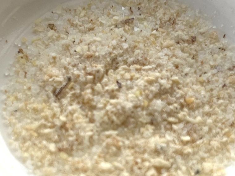 にんにく、パン粉、フランス産の岩塩が入っている調味料