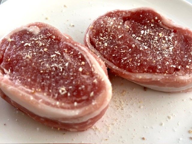 ステーキ肉ににん肉塩が満遍なく振り掛けられている