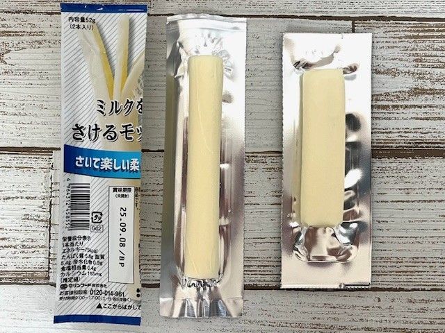 大きさや太さが違うさけるチーズが並べてある