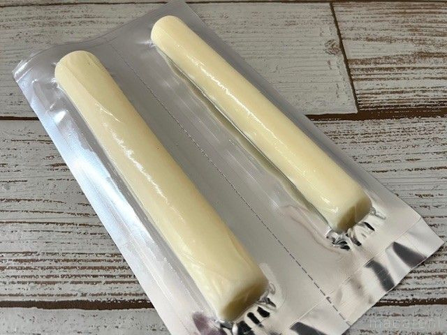 さけるモッツァレラチーズが2本並んでいる