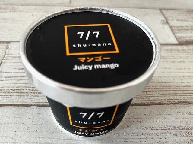 マンゴー味のアイスクリームがテーブルの上に置かれている