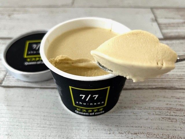 薄緑色のピスタチオのアイスをスプーンで食べようとしている