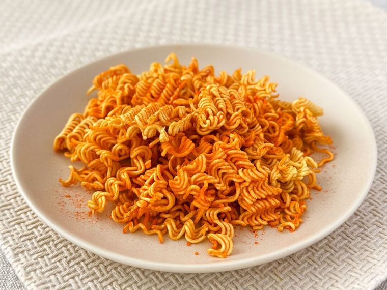 白皿に盛り付けたオットギ プショプショトッポキ味