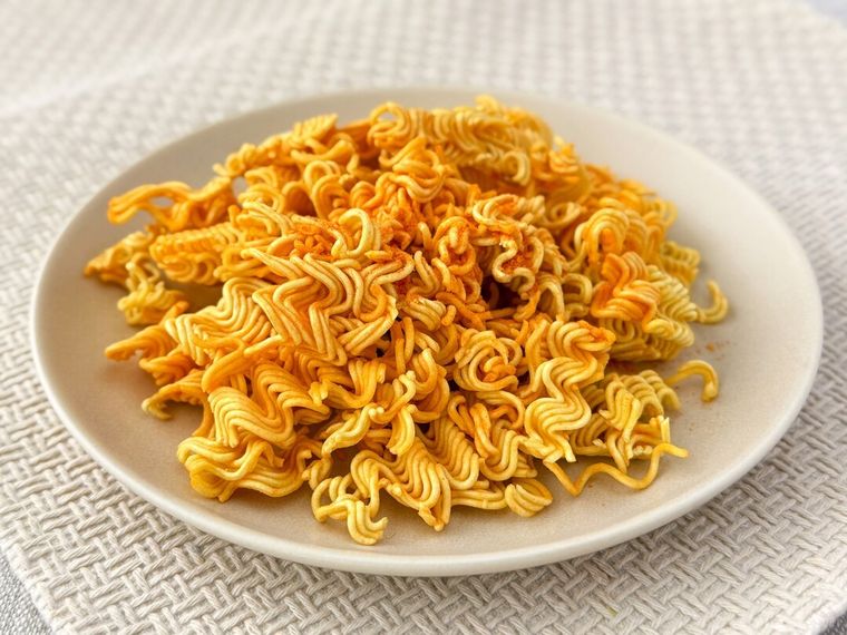 白皿に盛り付けたオットギ プショプショヤンニョムチキン味