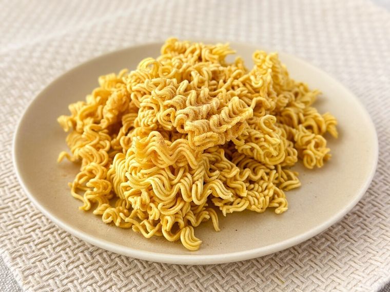 白皿に盛り付けたオットギ プショプショバーベキュー味90g