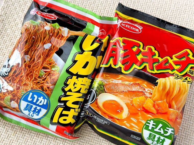 エースコック豚キムチ味ラーメンといか焼そばのパッケージ